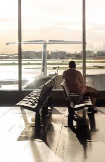 גבר מחכה לטיסה