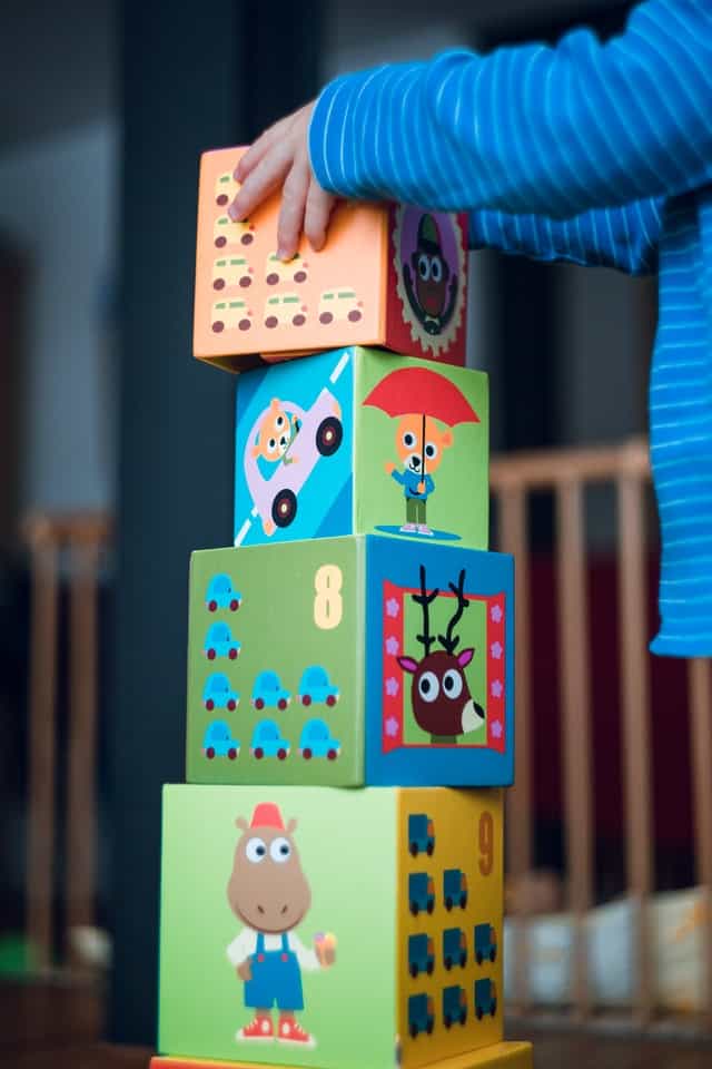 ילד בונה מגדל קוביות